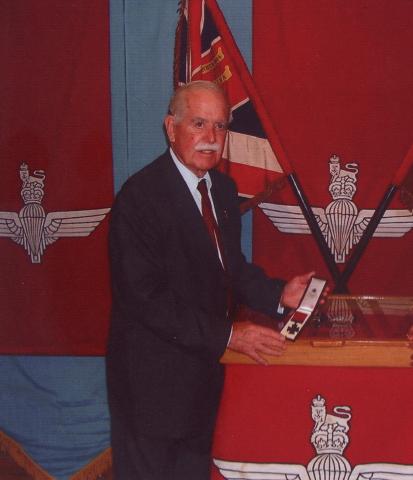 Maj Mike McRitchie with the Budd VC, Airborne Forces Museum, Aldershot, 20 Jun 2007