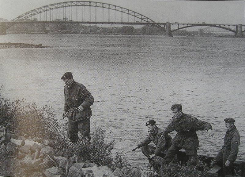 4 escapers of 1 Para Sqn RE with boat on Rhine