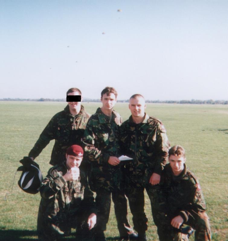Members of 4 Para, 144 Para and RM after their first Skyvan exit, 1996
