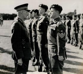 Sgt Jim Armstrong talks to Field Marshall Montgomery. Date unknown. 