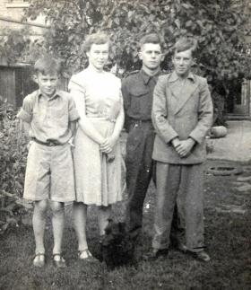 Pte Roger Lovell and his siblings. Date unknown. 