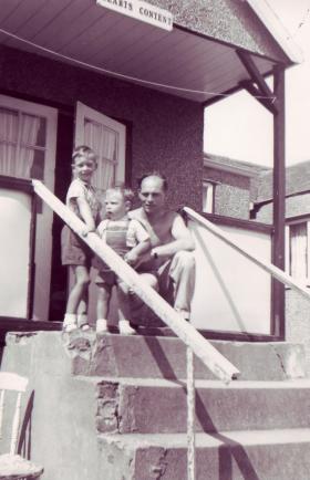 Albert Gosnell and children Jaywick Sands