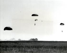 Paratroopers landing with Hastings in the sky 1952