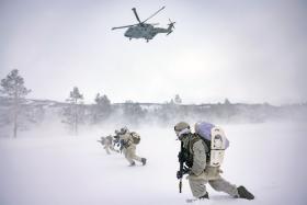 OS 2 PARA in the snow with helicopter overhead Norway 2023