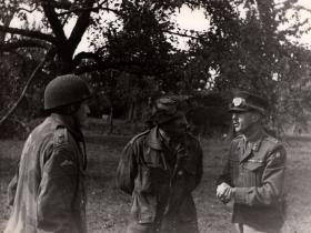 Sosabowski (centre) talking to Colonel Stevens (left) and General Ivor Thomas (right)s