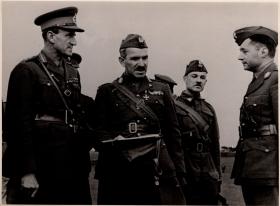 Sosabowski in conversation with British officers 
