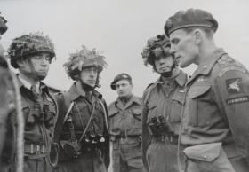 Brigadier Hill chatting with Paratroopers of the 1st Canadian Parachute Bn