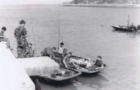 1 PARA Raiders preparing for a coastal border patrol, Hong Kong, 1980
