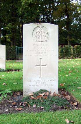 Headstone of CL/Cpl R Potts, Oosterbeek War Cemetery, October 2015.