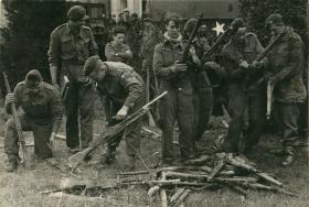 Men of 1st Airborne Reconnaissance Sqn and Parachute Reg clean guns after withdrawal.