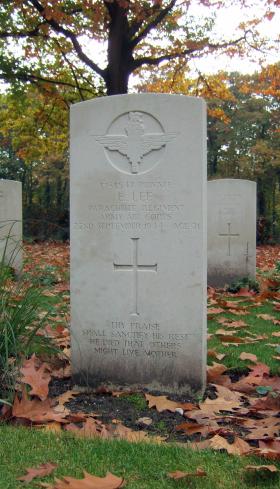 Headstone of Pte E Lee, Oosterbeek War Cemetery, October 2015.