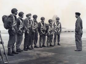 Members of 629 Airborne Light Regiment are briefed by a PJI, RAF Abingdon, 1955.