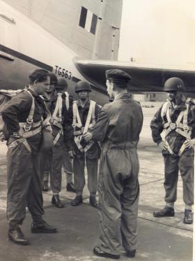 Members of 629 Airborne Light Regiment are briefed by a PJI, RAF Abingdon, 1955.