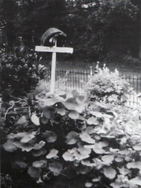 Temporary grave of Cpl 'Max' Rodley, in a slit trench in the garden of No 8 Stationweg, Oosterbeek, 1944