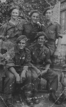 Group photo of Pte Peat with other Airborne medics, c1945