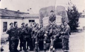 Group photo of men of 1st Independent Parachute Platoon