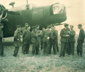 Members of S Coy, 1 Para mingling with RAF crew at Hurn Airfield, 1942