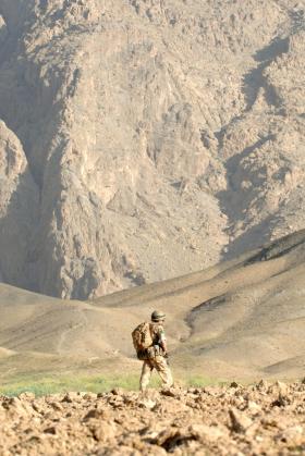 Soldier of 3 PARA in the hills of Zabul
