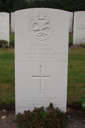 Gravestone of Lt Sydney Smith, Oosterbeek, 2009.