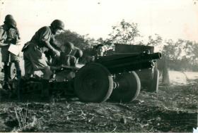 Members of Ist Airlanding Light Regiment RA with artillery.