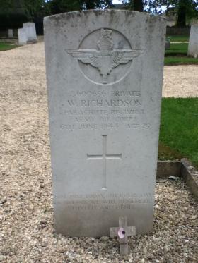 Headstone of Pte W Richardson, Watchfield Cemetery, Watchfield, Oxfordshire, UK