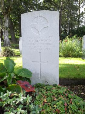 Headstone of Pte Ernest Heywood, Southampton (Hollybrook) Cemetery, 2012.