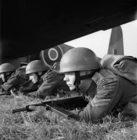 Airborne Divisional Signallers on exercise, Bulford, 24 November 1942.