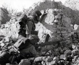 Two men of 2nd Parachute Battalion take cover behind rocks at Medjez el Bab, November 1942.
