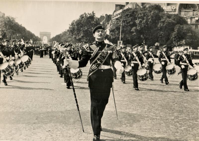 Drum Major Don Langdon leads 1Para Parade along The Champs Elysee