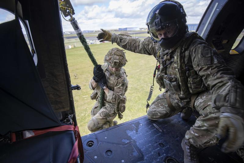 Members 3 Para learn helicopter fast rope skills