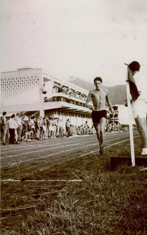 OS Erwin Haley running against 2 Para on track, Hong Kong 1968