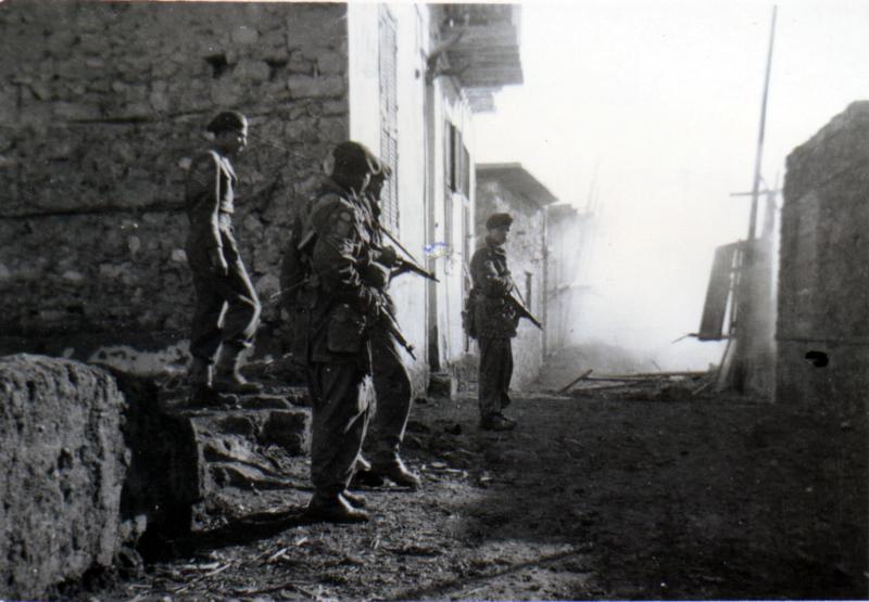 OS 1951-12-08 Clearing Gaynaeim, (snipers) 3 Para, Canal Zone (DH pic).JPG
