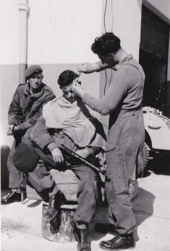 OS 1952-01-25 Still have to get haircut,(clippers plugged into street lamp, Pte D Hunt Ismailia