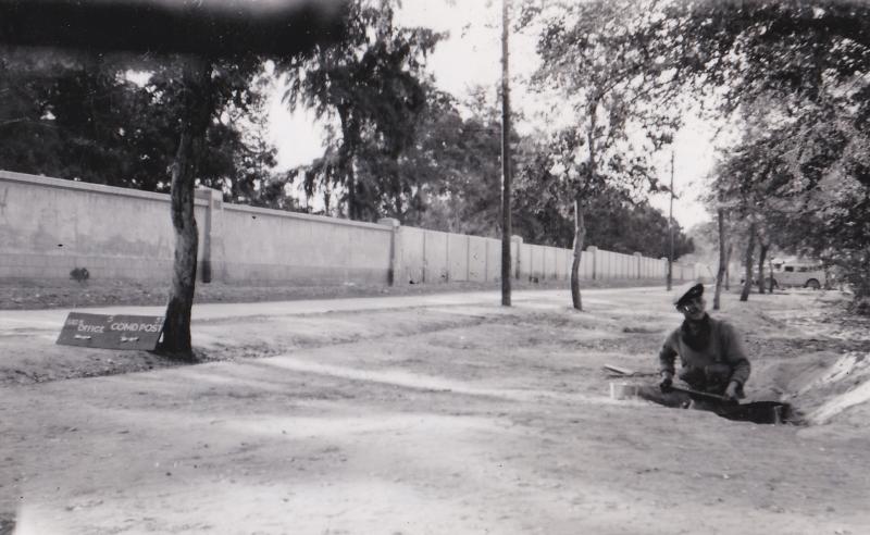 1952-01-22 Ismailia Cemetery cordoned by 3 Para while 2 Para search inside (2 Para Officer Killed) (DH pic).jpg