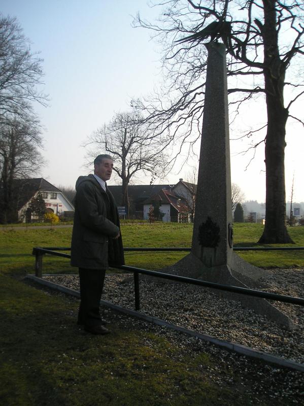 OS Lawrence Hanlon at Ginkel heath Memorial (DZ 'Y') 31 March 2007  3