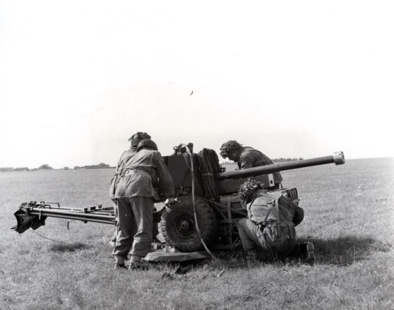AA Setting up an anti-tank 6pdr