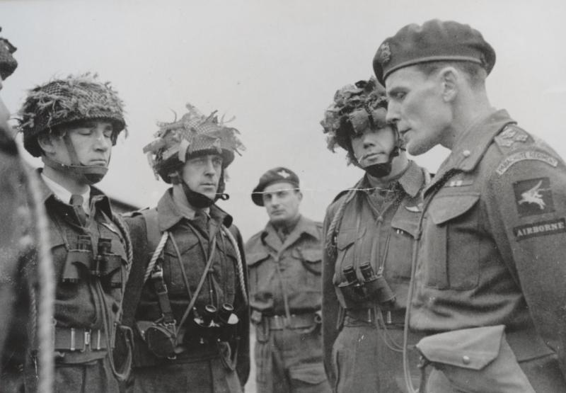 Brigadier Hill chatting with Paratroopers of the 1st Canadian Parachute Bn