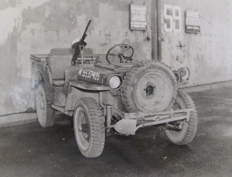OS Airborne Reconnaissance Jeep showing front mounted spare wheel, tools and Vickers K Machine Gun, c. 1944
