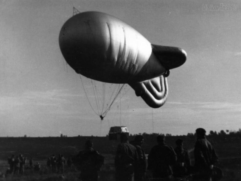 Early morning balloon drops by 289 Para Light Regt RHA (TA), October 1964