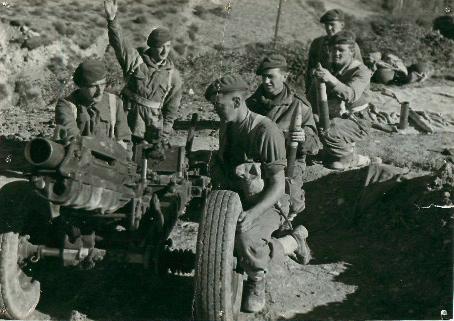 Men and gun of 1st Airlanding Light Artillery Regiment.