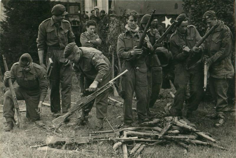 Men of 1st Airborne Reconnaissance Sqn and Parachute Reg clean guns after withdrawal.