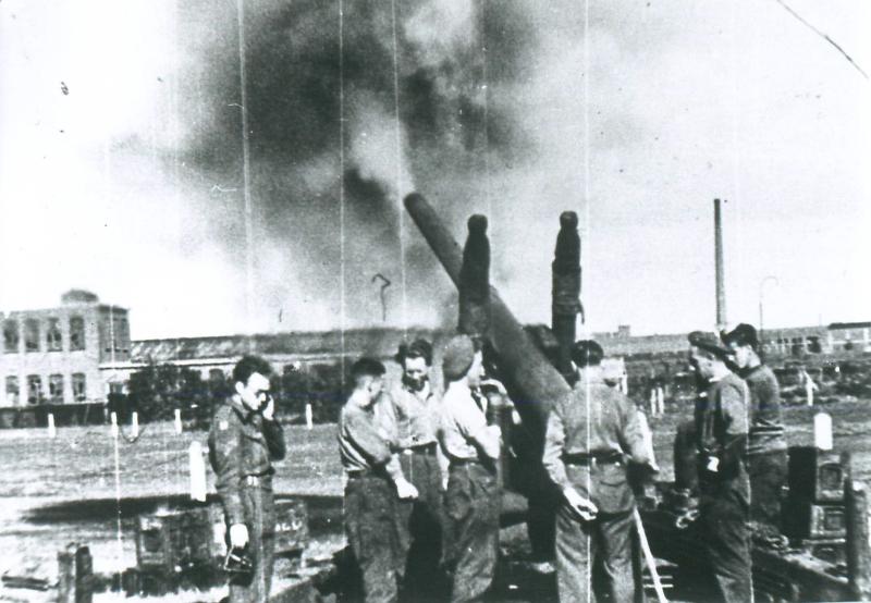 Seven men of 64 Medium Regiment RA fire from the power station at Nijmegen with a 5.5 inch gun.