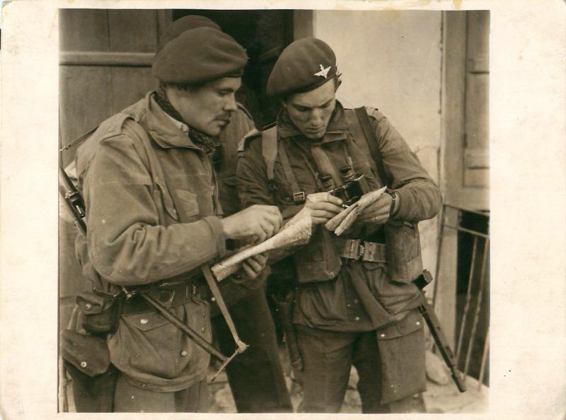 Maj Barnes and Lt Watson consult maps before an attack in Athens. 23 December 1944