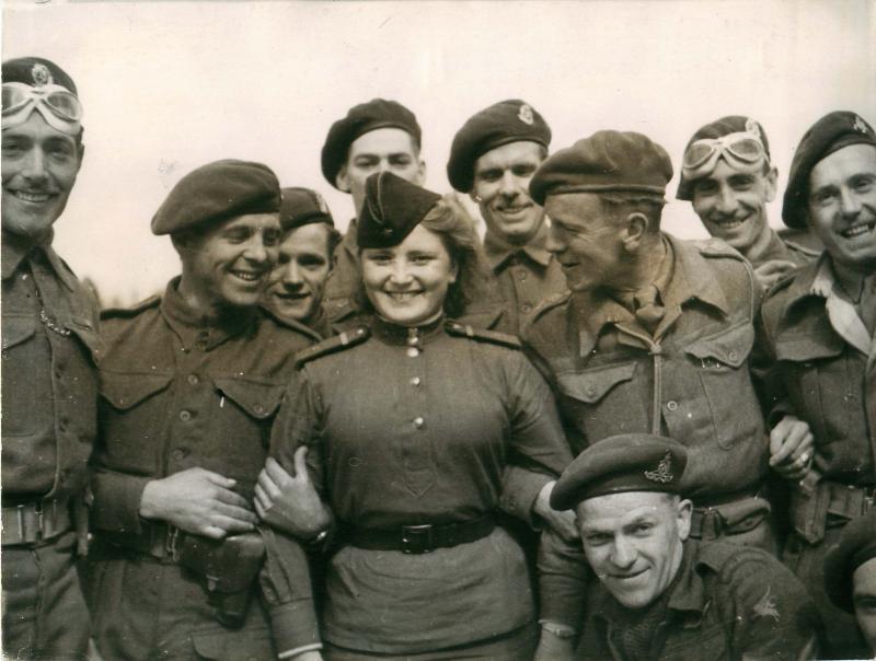 British Airborne troops with a Russian telegraphist near Wismar.
