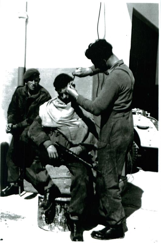 Pte Hunt, 3 PARA has a trim – clippers powered from street lamp, Ismailia, 25/1/52.