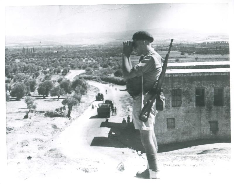 Sgt Bill Williams from 3 PARA at a road block north of Haifa.