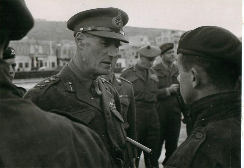 General Crocker talks to airborne soldiers in Palestine.