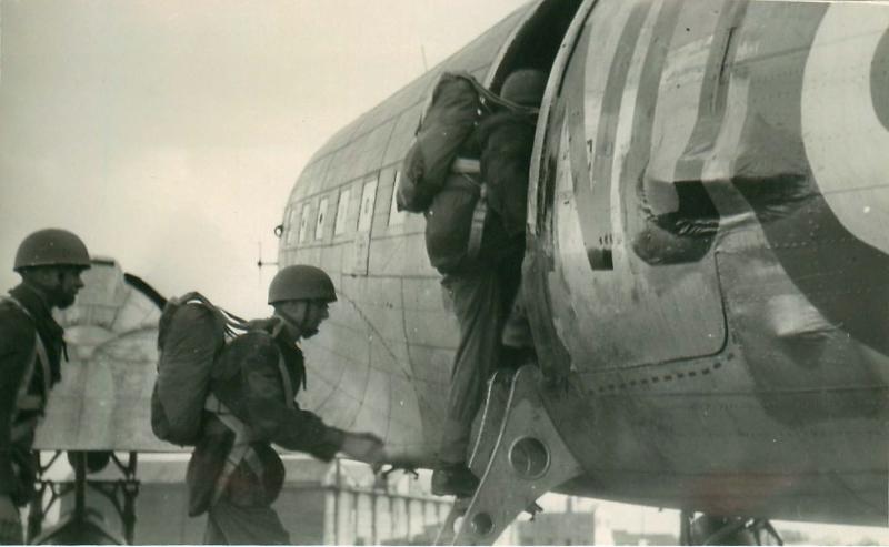 15th Battalion boarding C-47 during training exercises at Netheravon, c.1947.
