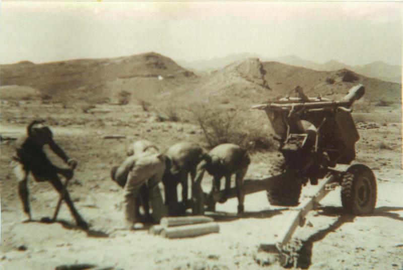 Members of 3rd Royal Horse Artillery prepare their gun position, Thumier Airfield, Aden, 1964