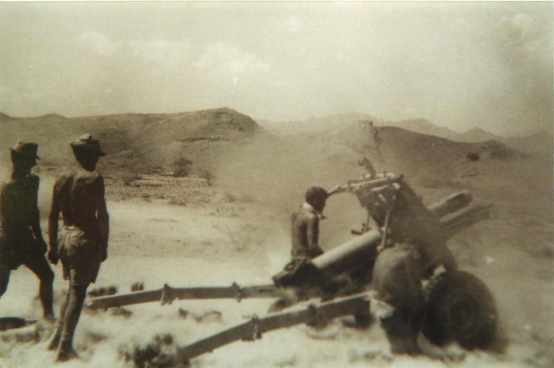 105mm Howitzer of Royal Horse Artillery in action, Thumier Airfield, Aden, 1964